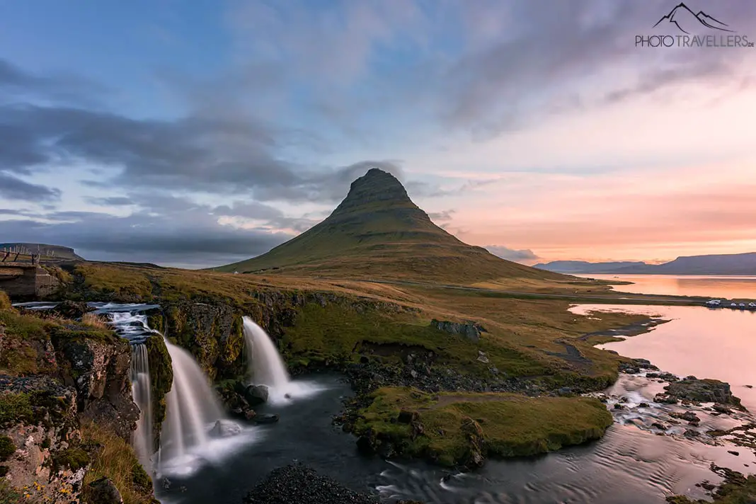 Der Berg Kirkjufell mit dem Wasserfall in Island am Morgen