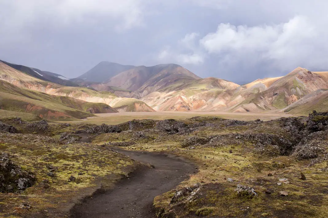 Bunte Berge im Tal Landmannalaugar auf Island