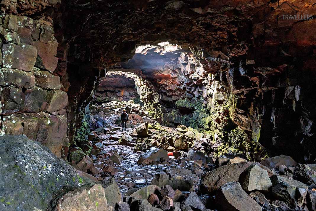Reisebloggerin Biggi Bauer in der Lavahöhle Raufarhólshellir in Island