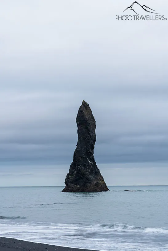 Eine Felsnadel im Meer am Reynisfjara Beach in Island