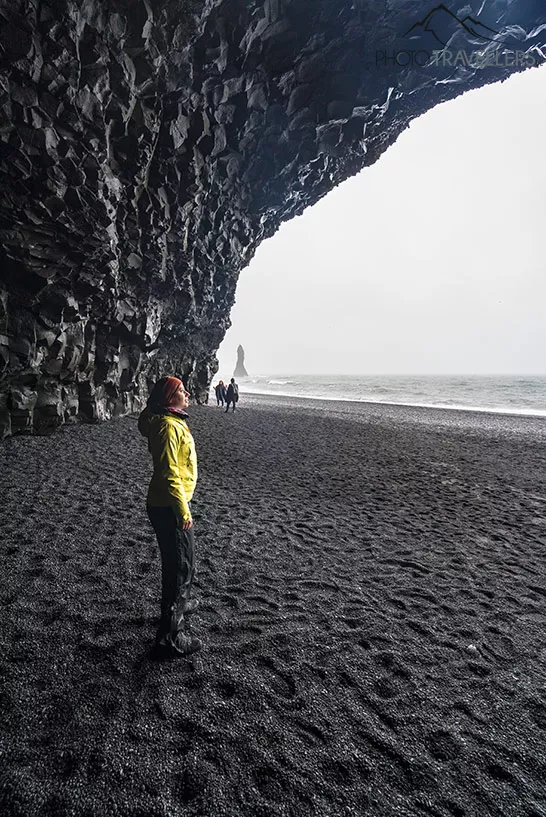 Reisebloggerin Biggi Bauer blickt aus einer Höhle am Strand von Reynisfjara