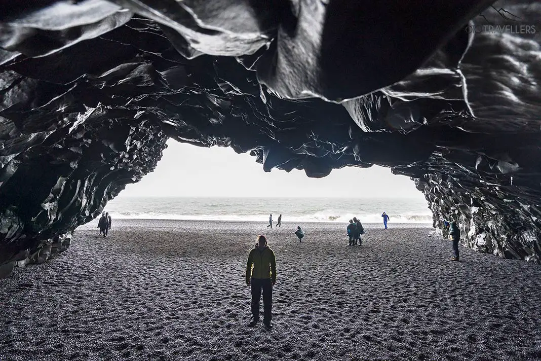 Reisebloggerin Biggi Bauer in einer Höhle am Strand von Reynisfjara in Island