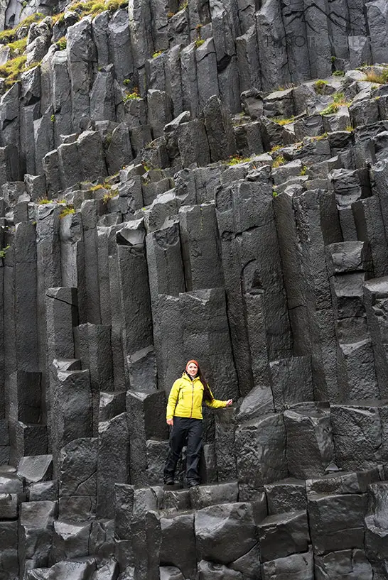 Travel blogger Biggi Bauer on the basalt rocks on the coast of Reynisfjara