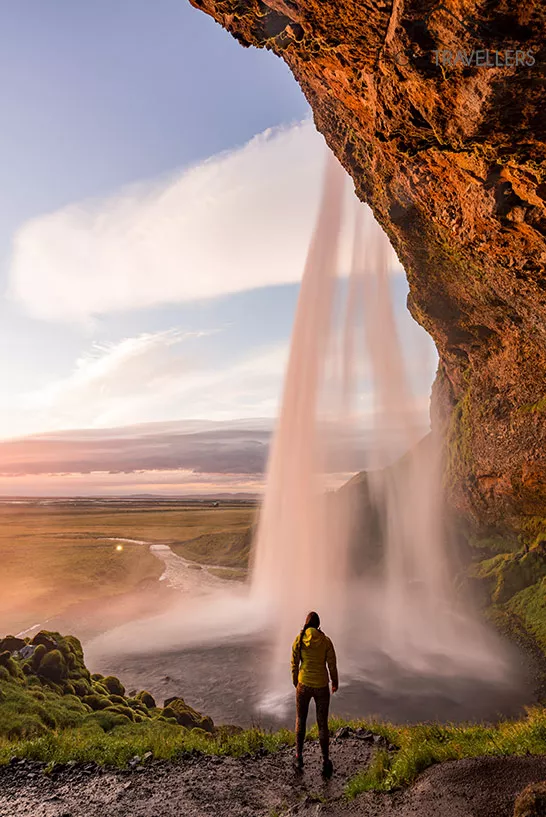 Reisebloggerin Biggi Bauer vor dem Wasserfall Seljalandsfoss in Island