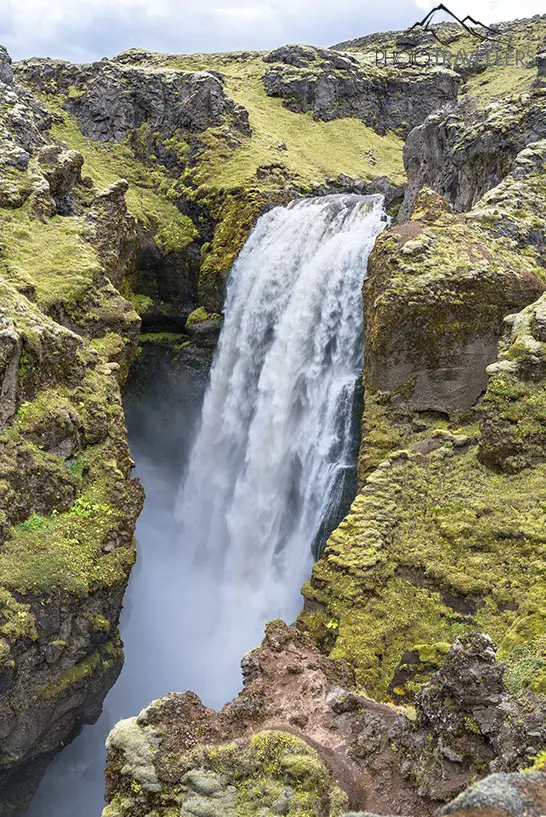 Ein Wasserfall des Skógá-Flusses in Island