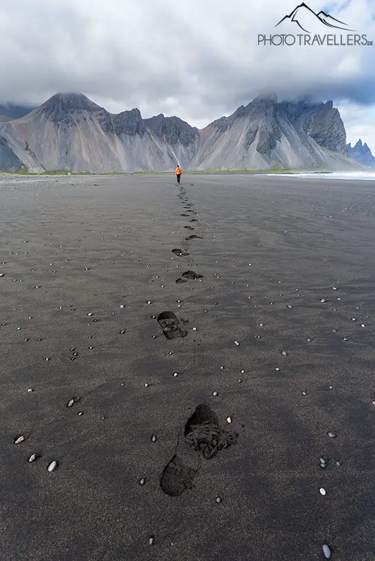 Fußspuren im schwarzen Sand der Halbinsel Stokksnes