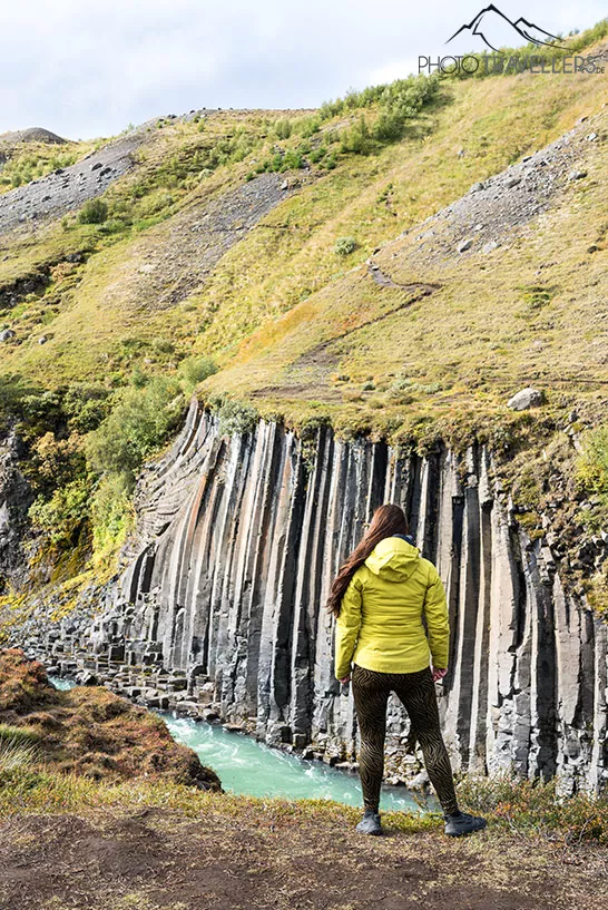 Reisebloggerin Biggi Bauer vor dem Stuðlagil-Canyon
