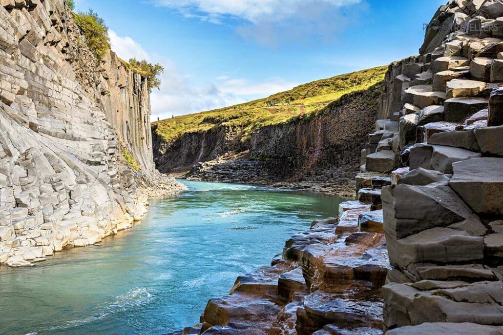 Der Blick aus dem Stuðlagil Canyon in Island