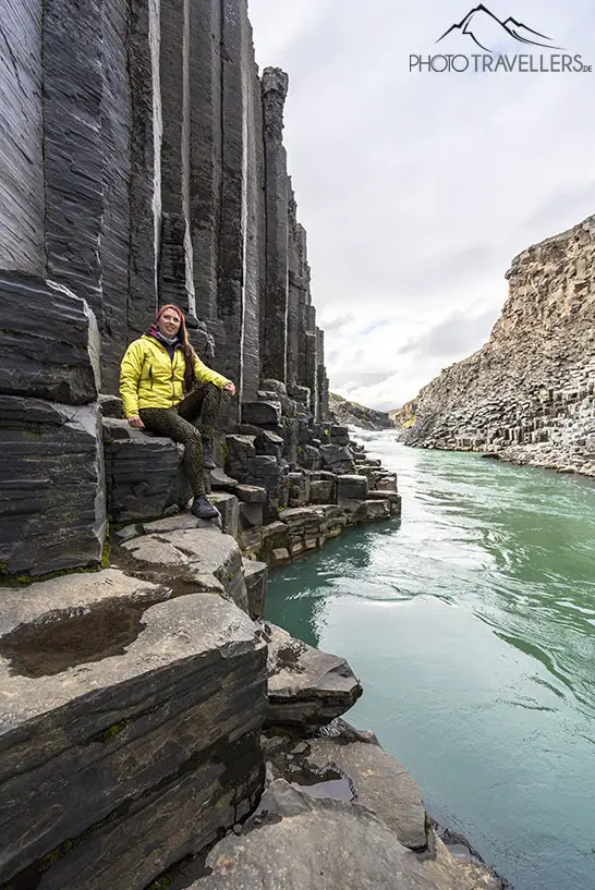 Reisebloggerin Biggi Bauer im Stuðlagil Canyon in Island