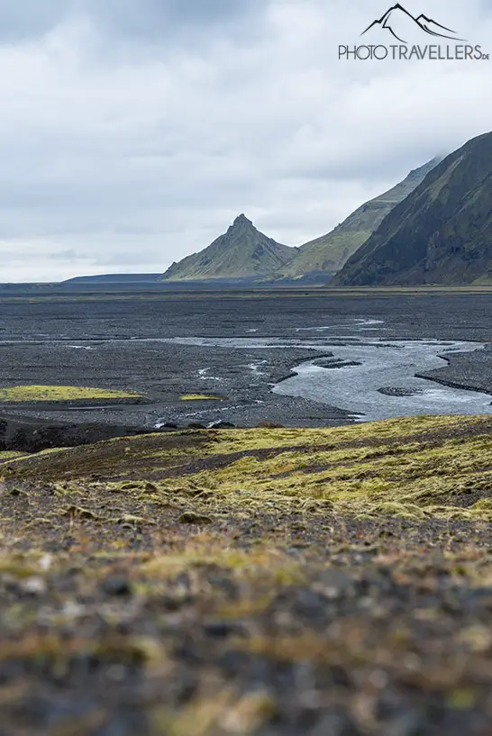 Ein Fluss mit Berg im Hochland in Island