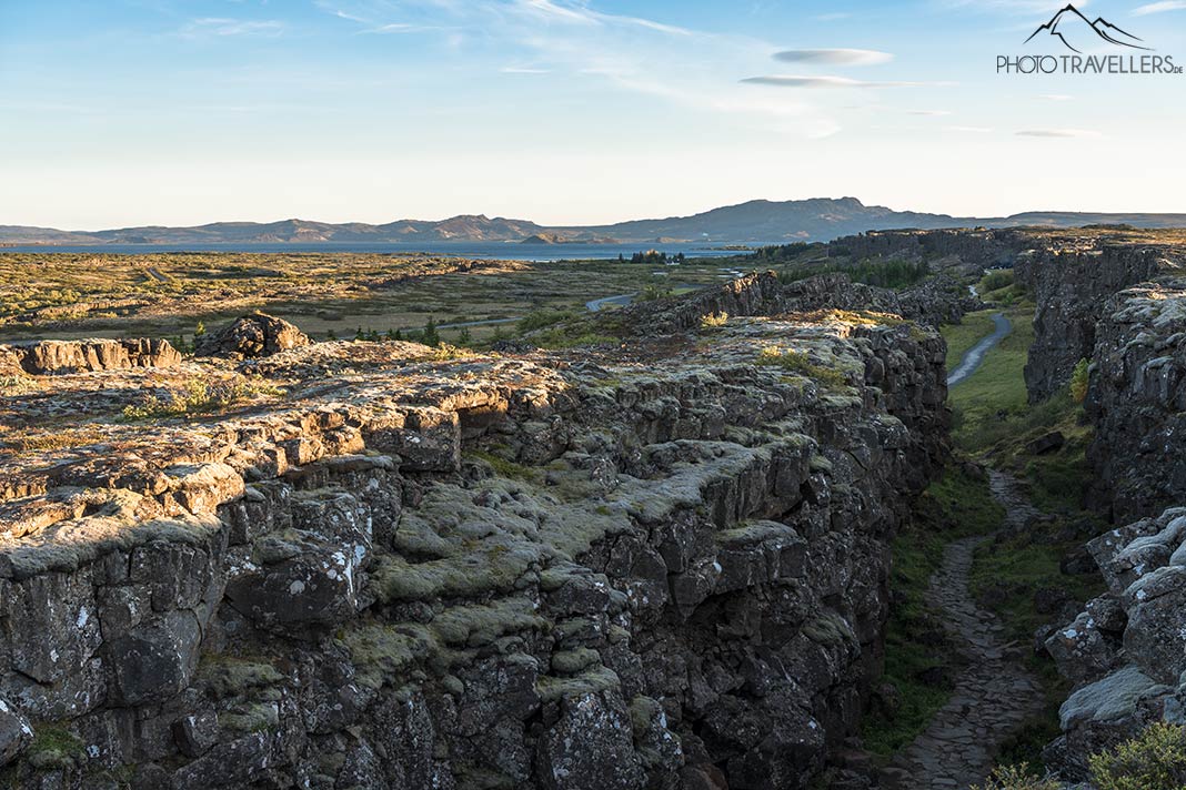 Blick in die Erdspalte im Thingvellir Nationalpark