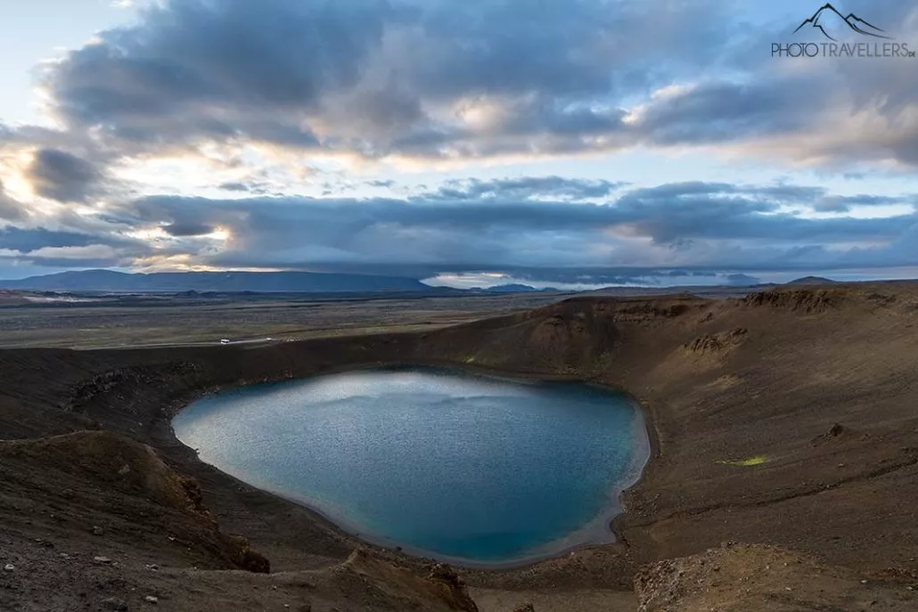 Der Víti-Kratersee in Island im Abendlicht
