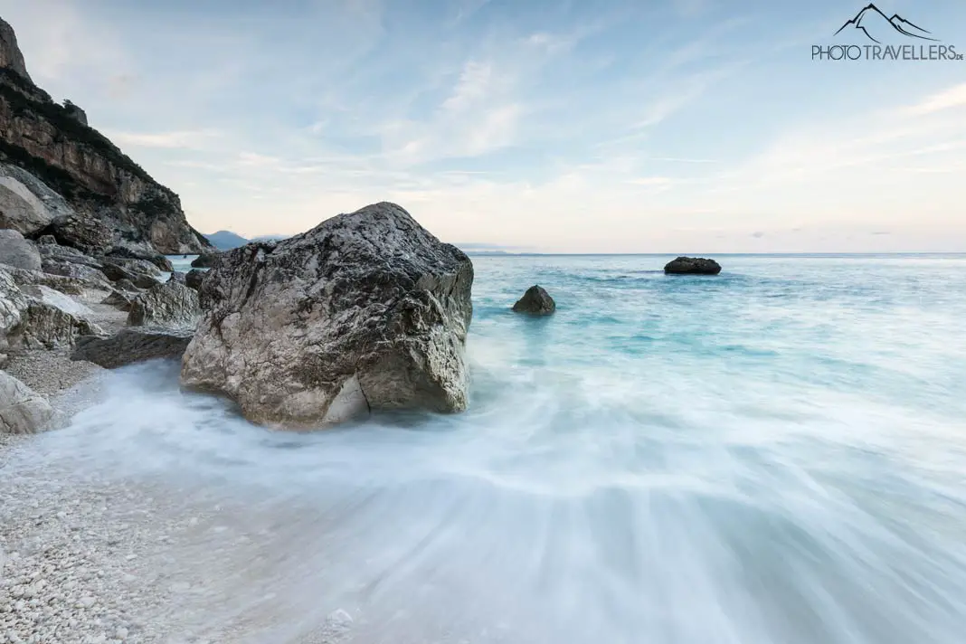 Strand mit Fels im Wasser auf Sardinien
