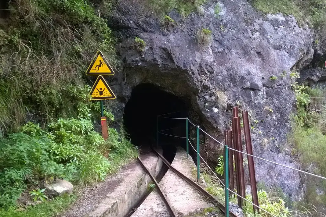 Tunnel auf der Wanderung zum Höllenkessel