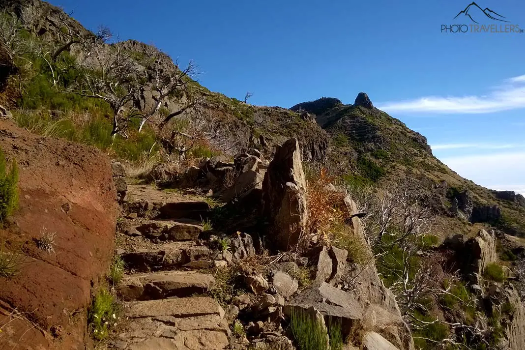 Eine Felstreppe, die in Richtung des Pico Ruivo führt