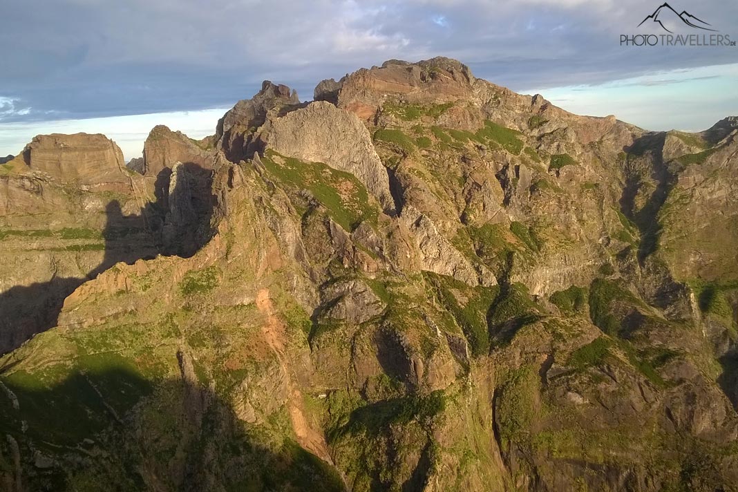 Der Blick vom Aussichtspunkt Miradouro do Ninho da Manta auf die umliegenden Berge