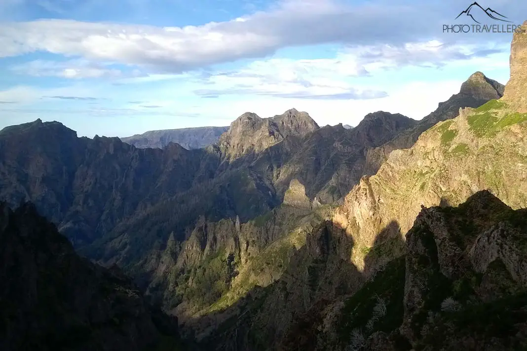 Der Blick über die beeindruckende Bergwelt Madeiras