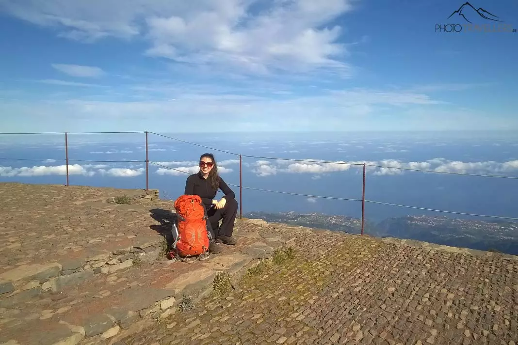 Biggi auf dem Gipfel des Pico Ruivo mit Blick über Madeira