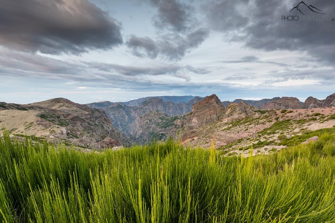 Der Blick am Morgen vom Gipfel des Pico do Arieiro auf die umliegenden Berge