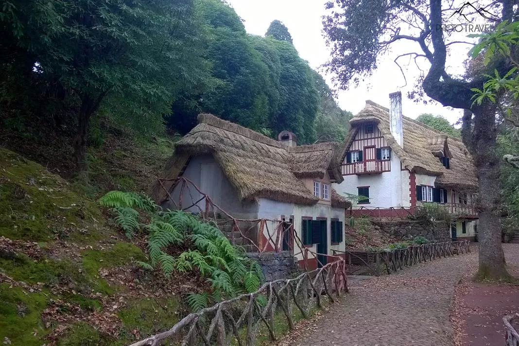 Mit Reetdach gedeckte Häuser am Parkplatz Queimadas, dem Ausgangspunkt der Wanderung zum Caldeirão Verde