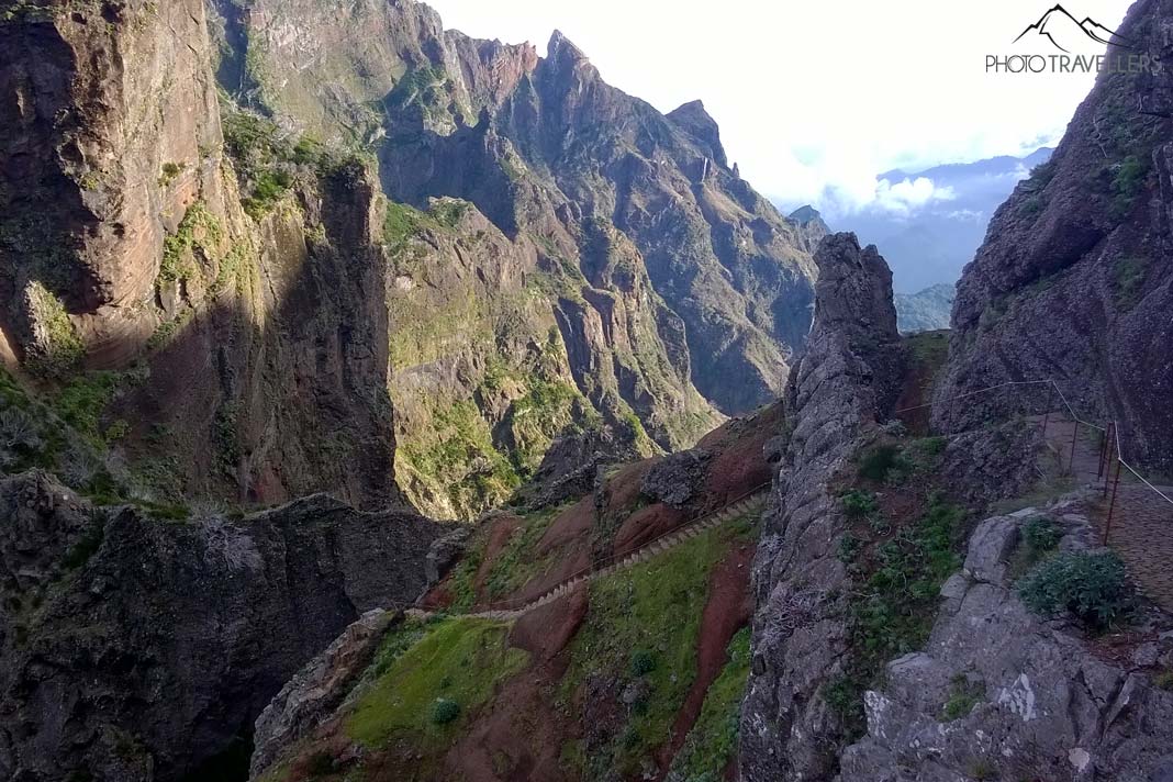 Ein imposantes Stück des Wanderweges zum Pico Ruivo zwischen hohen Felswänden 