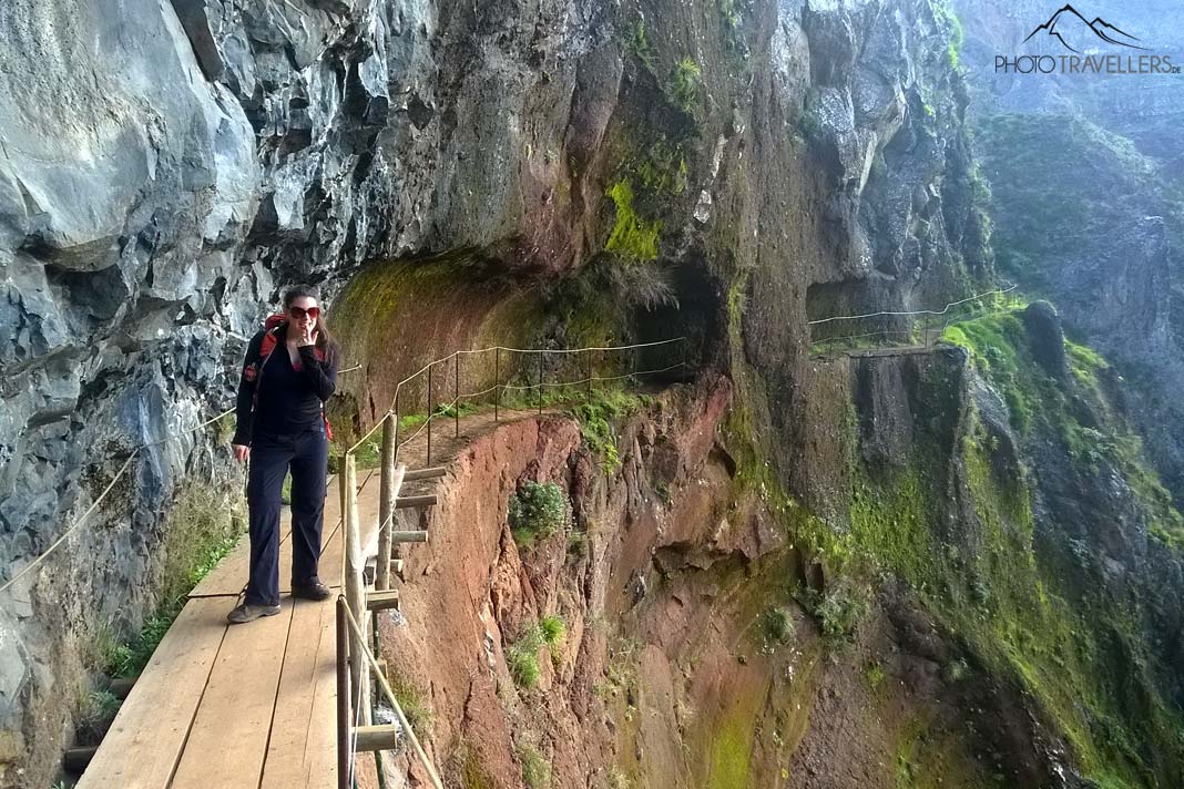 Reisebloggerin Biggi Bauer in einer Felswand auf dem spektakulären Wanderweg zum Pico Ruivo