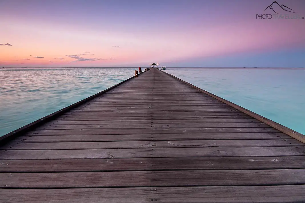 Sonnenuntergang auf den Malediven an einem Steg