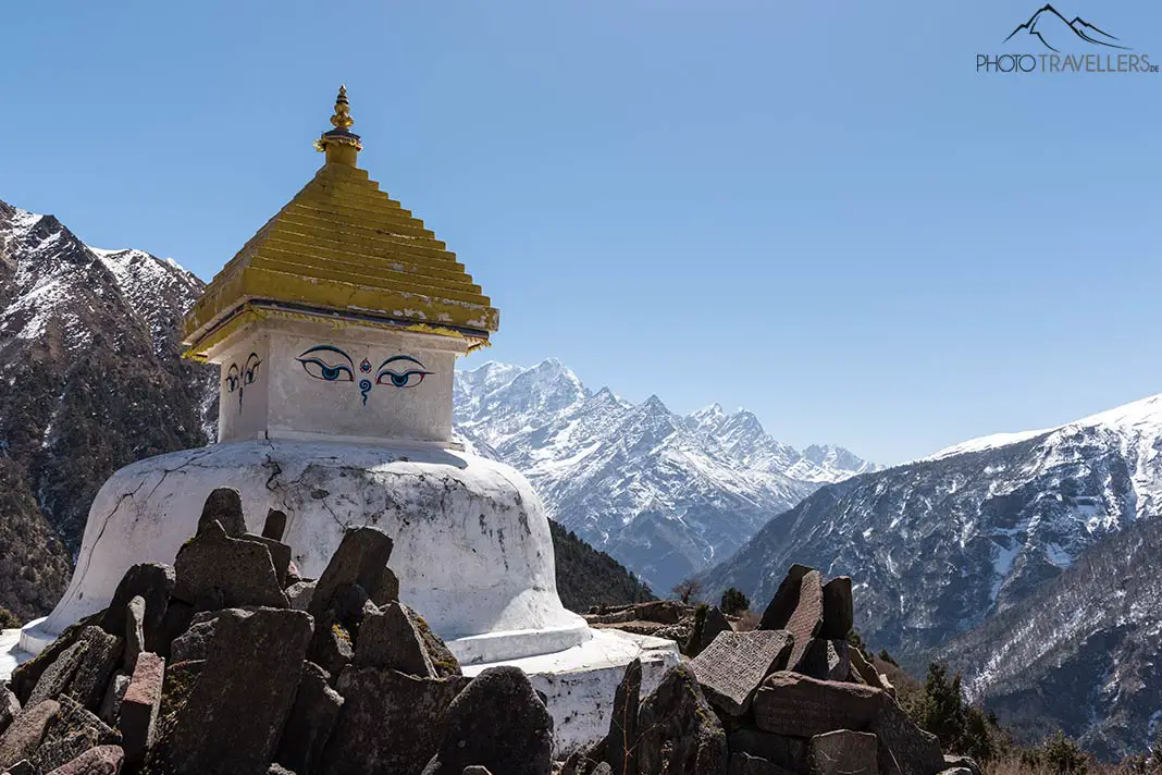 Eine Stupa im Himalaya in Nepal