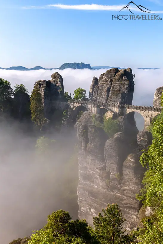 Die Basteibrücke im Nebel