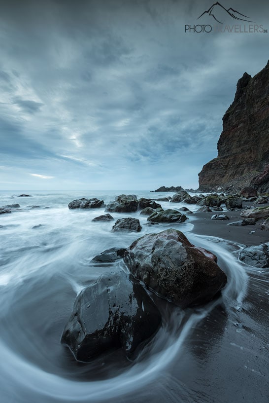 Zwei Felsen im Meer am Strand von Madalena do Mar auf Madeira