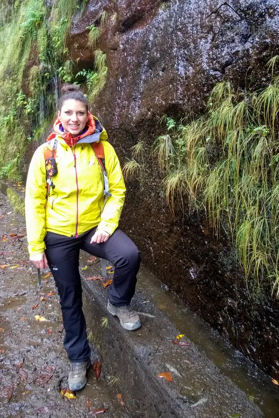 Biggi auf der Levada-Wanderung zum Wasserfall Cascada do Risco