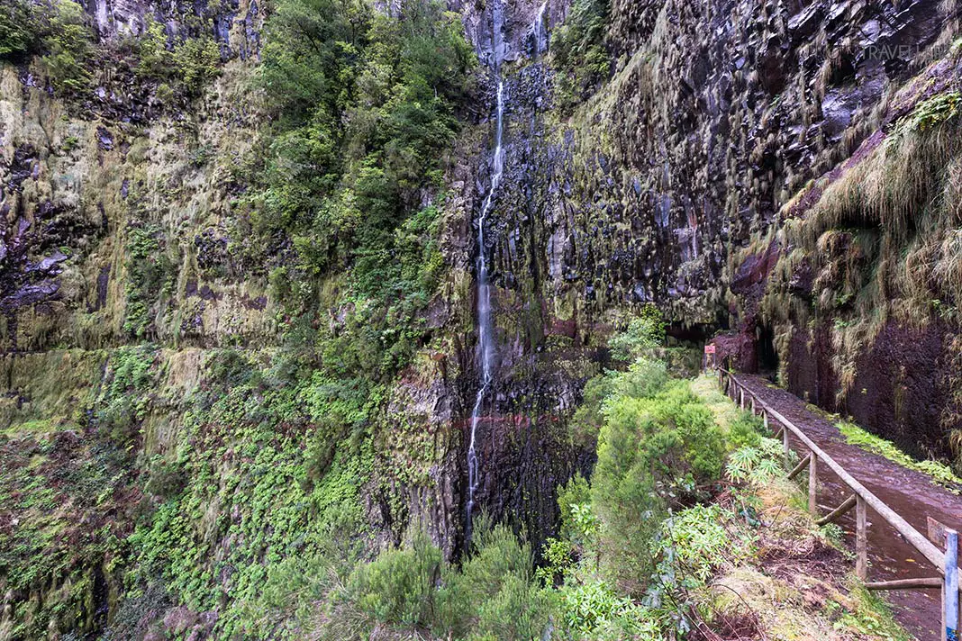 Der Blick auf den Wasserfall Cascada do Risco auf Madeira