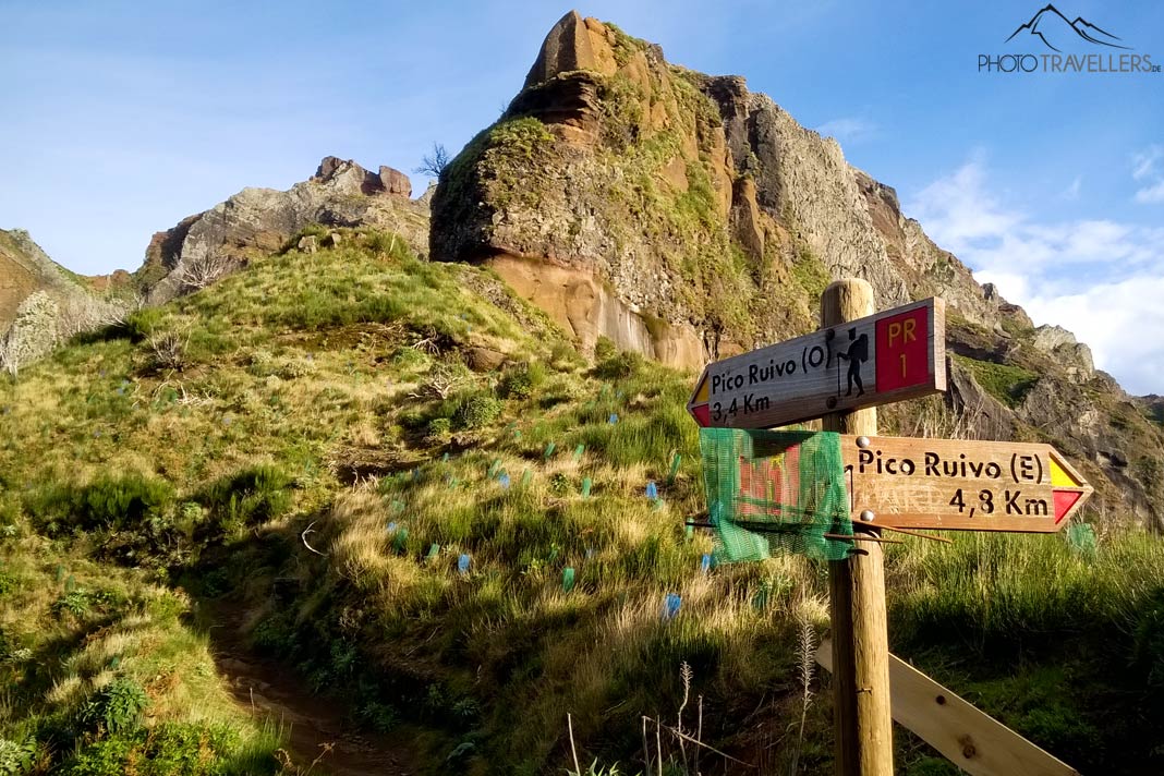 Der Wegweiser am Pico das Torres in Richtung Pico Ruivo (3,4 Kilometer)