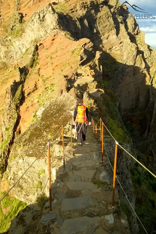 Biggi auf einem Gratweg, dem bekanntesten Stück der Wanderung zum Pico Ruivo