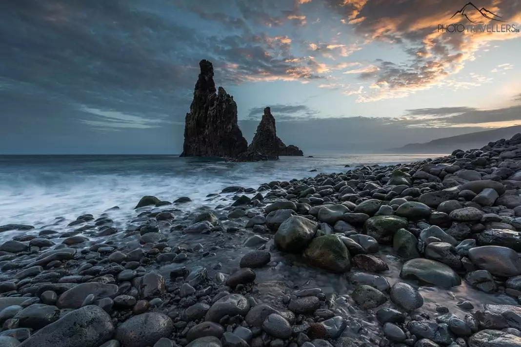 Die Felsspitzen am Strand von Ribeira da Janela auf Madeira