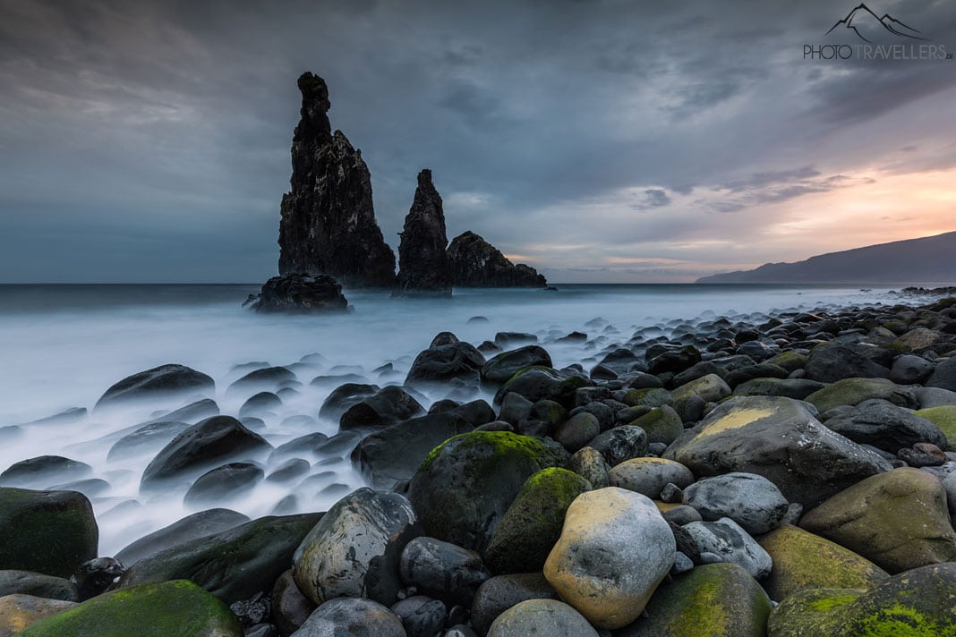 Der Felsenstrand bei Ribeira da Janela auf Madeira