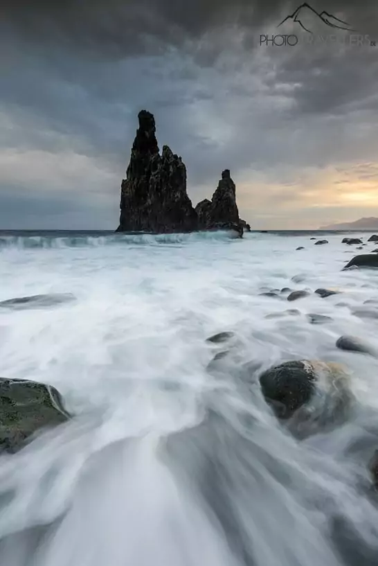 Die schroffe Küste mit den Felsen im Meer bei Ribeira da Janela auf Madeira