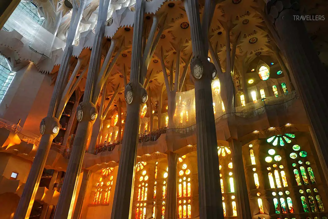 Innenansicht der La Sagrada Familia in Barcelona - Licht dringt durch die Buntglasfenster