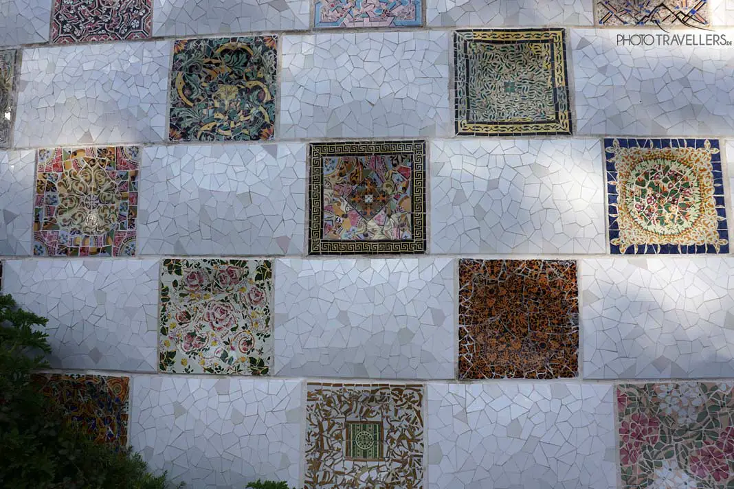 Der Park Güell zeichnet sich durch seine filigranen Mosaike aus