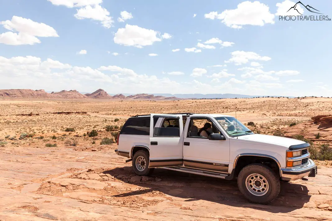 Ein Chevrolet Suburban in der Wüste vom Monument Valley