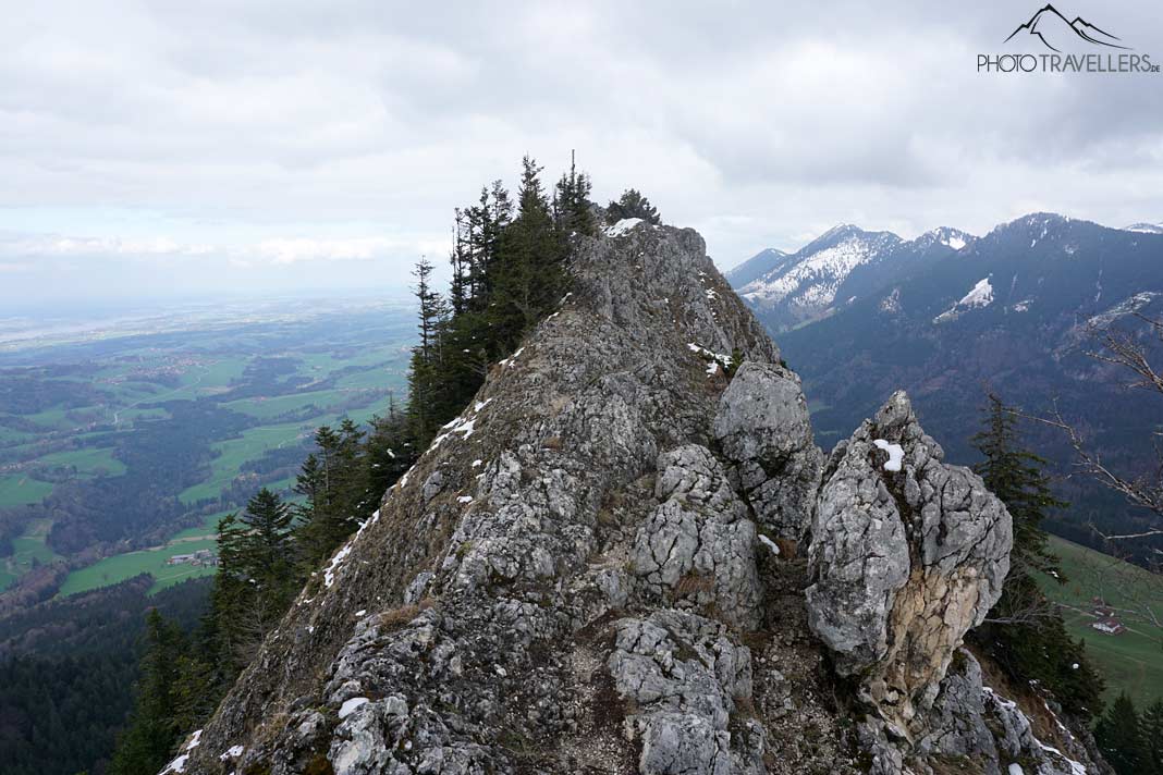 Die letzten Meter zum Gipfelkreuz der Wasserwand führen über diesen Grat