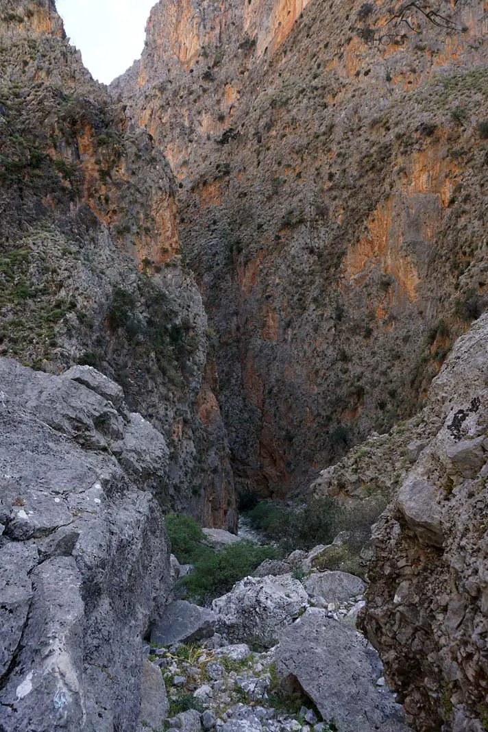 Steile Felswände in der Aradena-Schlucht