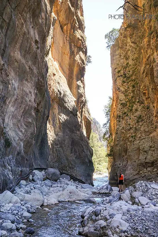 Reisebloggerin Biggi Bauer in den sogenannten "Eisernen Pforten" in der Samaria-Schlucht