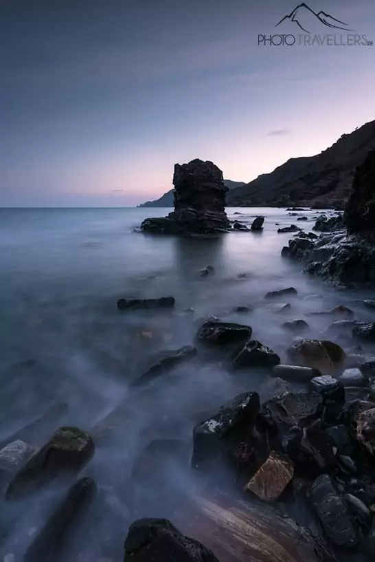 Ein Felsen im Meer am Nopigia Beach auf Kreta