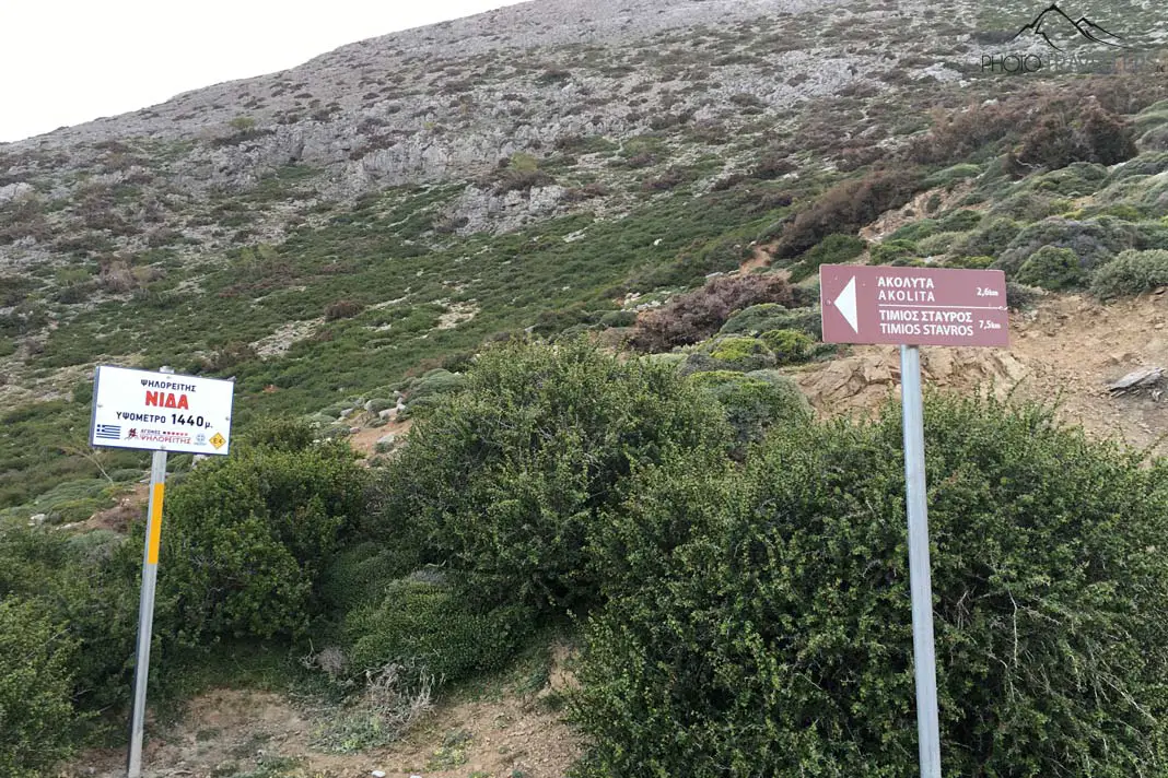 Das Schild weist den Weg nach Timios Stavros