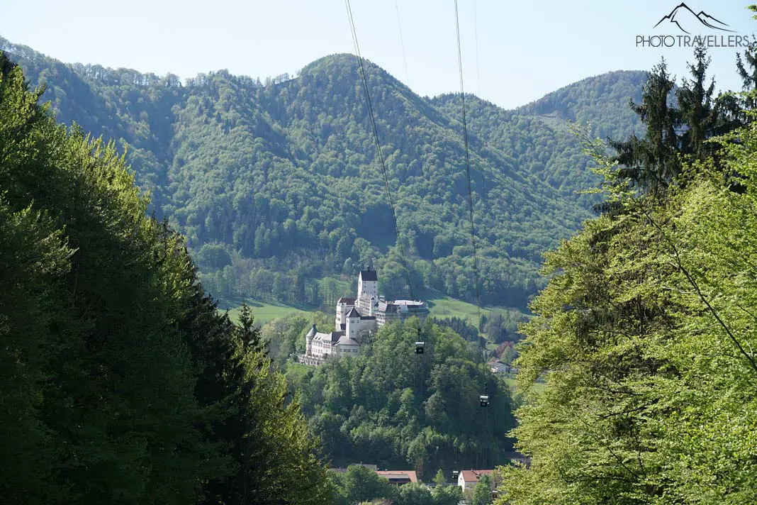 Wir queren die Kampenwandseilbahn und blicken auf Schloss Hohenaschau 