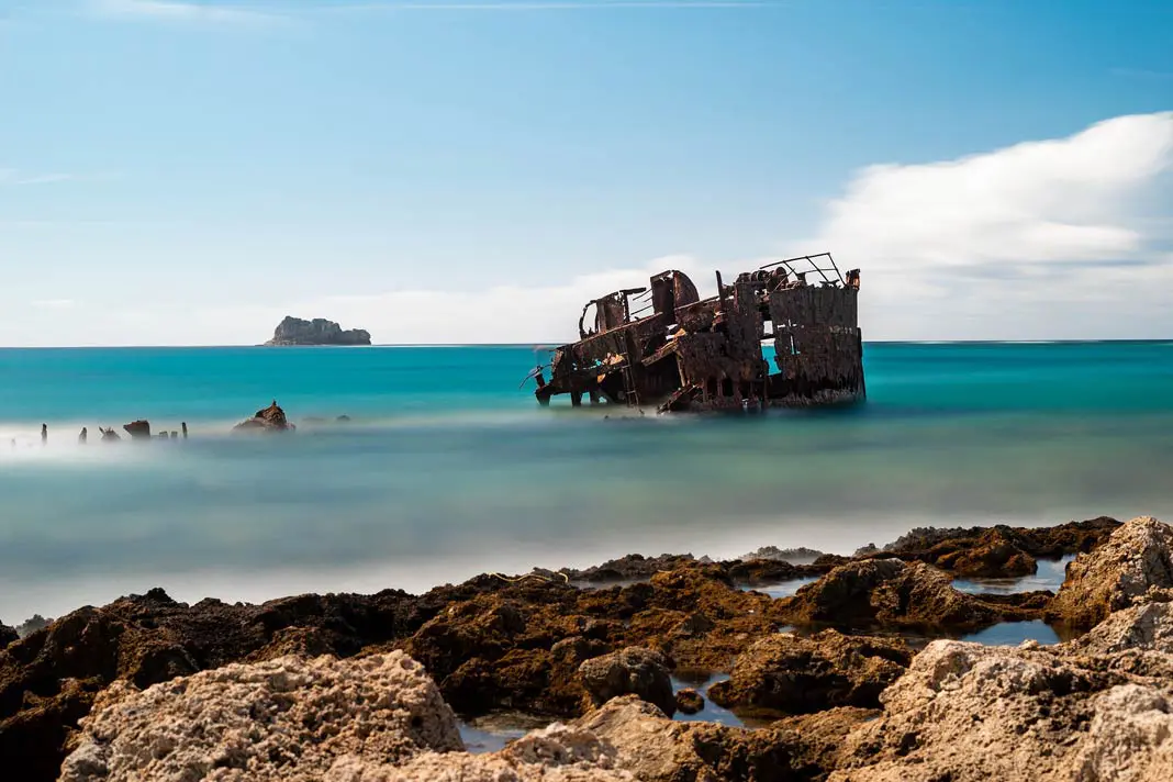 Ein altes Schiffswrack am Strand der Insel Imeri Gramvousa