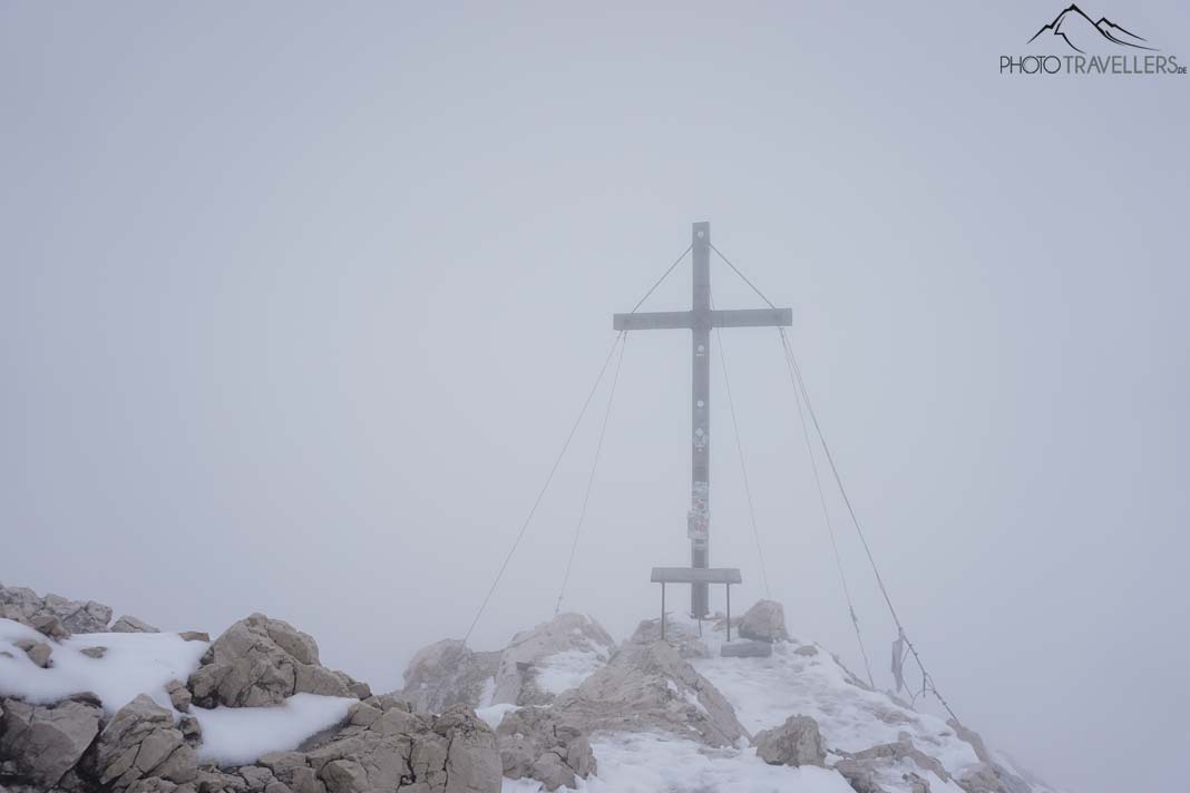 Gipfelkreuz Alpspitze im Nebel