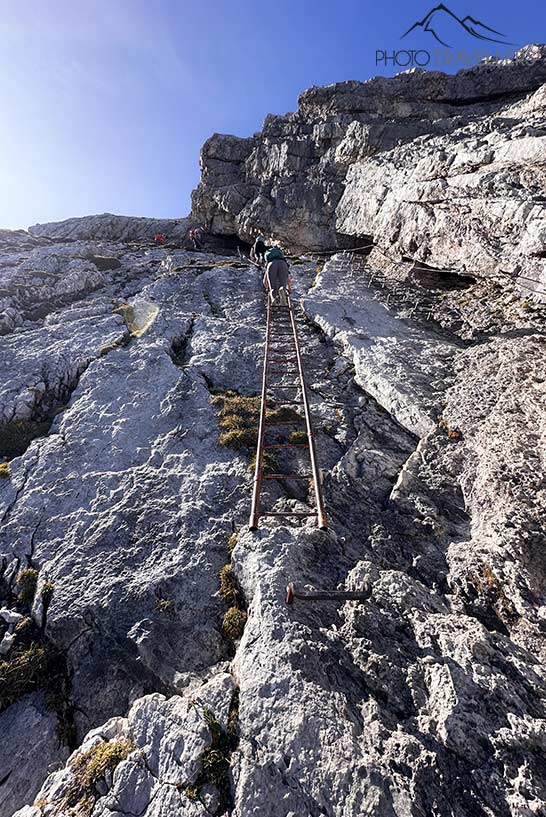 Reisebloggerin Biggi Bauer steigt die lange Leiter des Nordwandsteigs ab