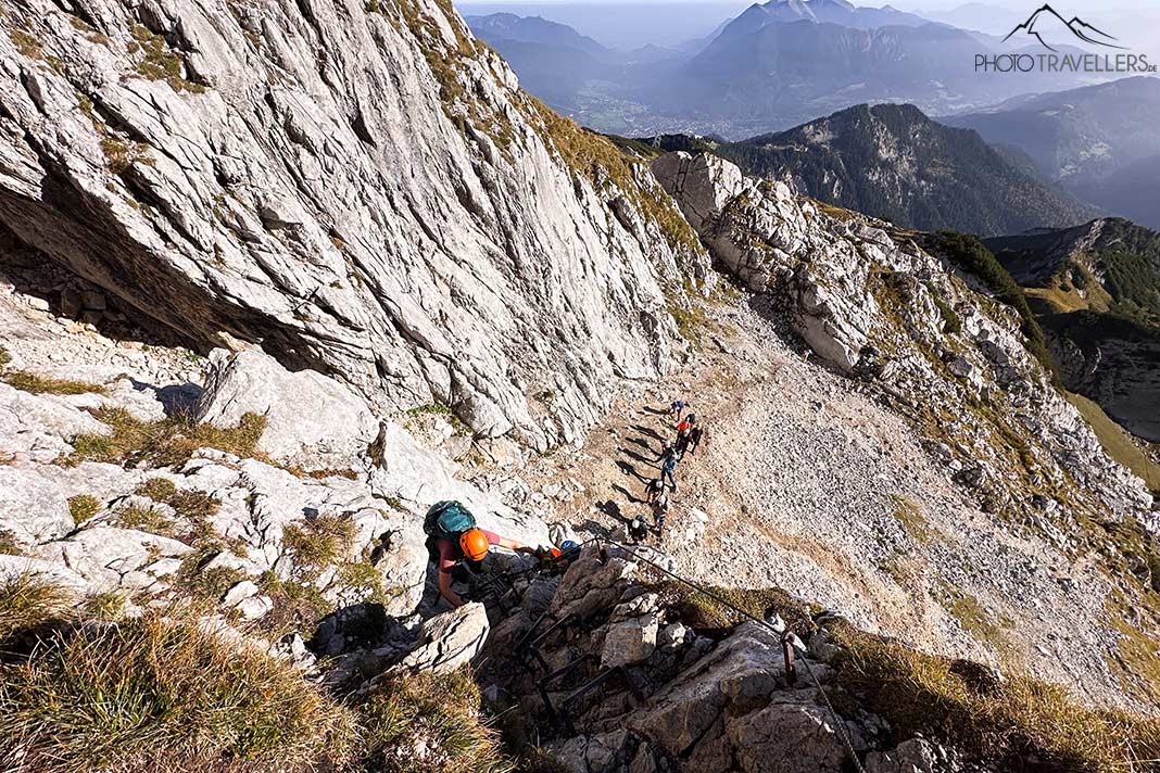 Reisebloggerin Biggi Bauer steigt die erste steile Rinne der Alpspitz Ferrata nach oben